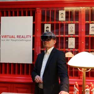 Mann mit Virtual-Reality Brille